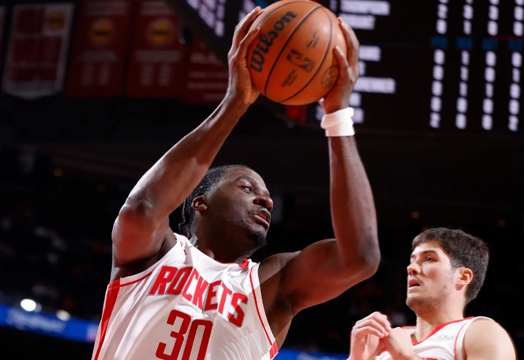 不肯好好用也不肯送走，火箭签下这位三旬中锋完全就是一种浪费？