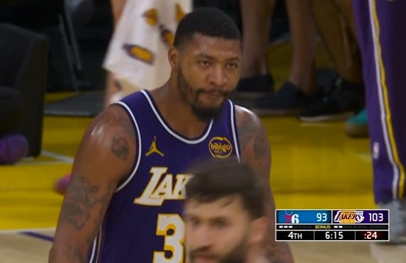 分差上双了！斯玛特外线连中两记三分球 湖人领先76人10分