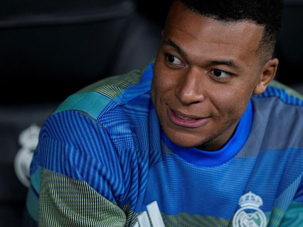 b体育-姆巴佩膝盖扭伤，还要坚持参加世界杯？或成下个卡卡和乌姆蒂蒂？