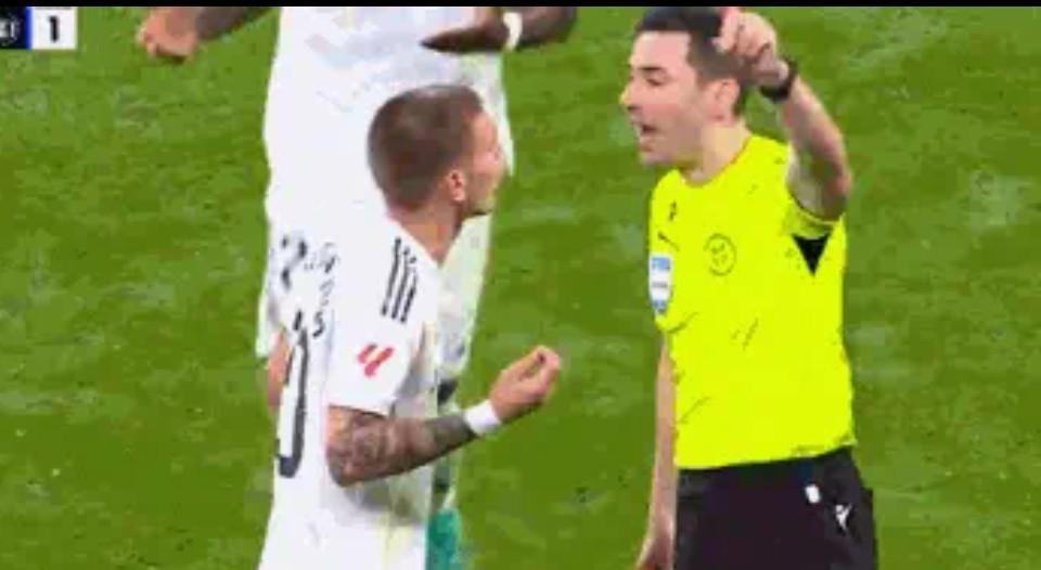 b体育在线下载-马卡揭秘马斯坦托诺怒喷裁判：真耻辱，真TM的耻辱