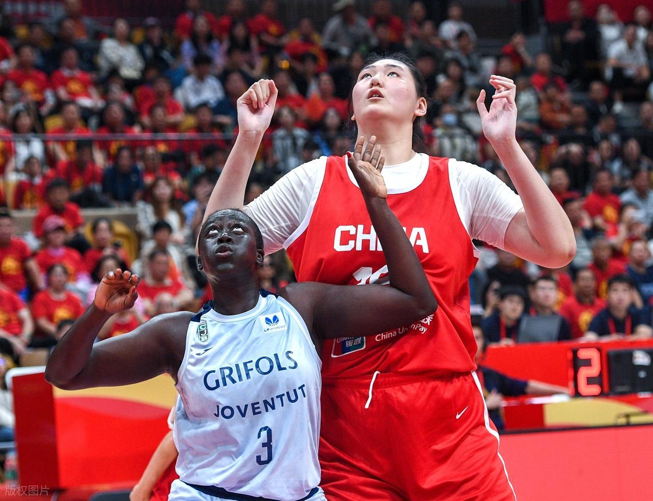 b体育在线下载-29岁！没组织没进攻，上场就是4打5，球迷：她怎么进的中国女篮？